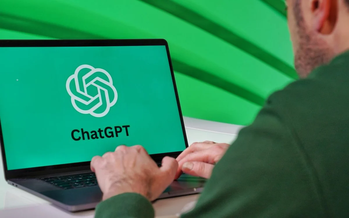 Мужчина работает с ChatGPT на ноутбуке